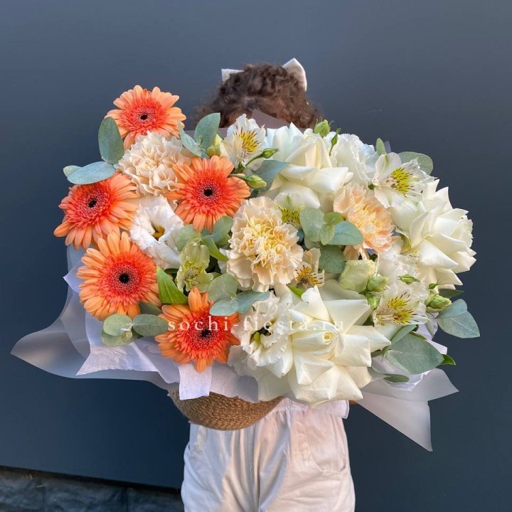 Розы и герберы в джутовом кашпо "Георгино" в Иваново