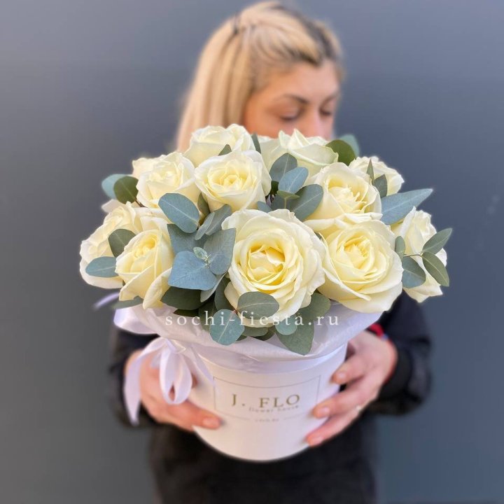 15 белых роз в боксе в Иваново