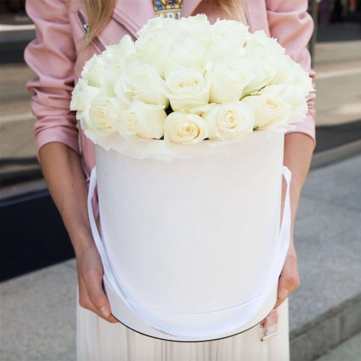 35 белых роз в цилиндре в Иваново