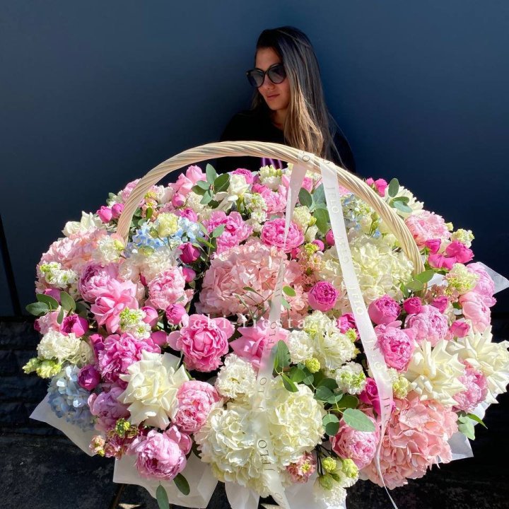 Цветочная корзина из пионов и пионовидных роз "Перфекте" в Иваново