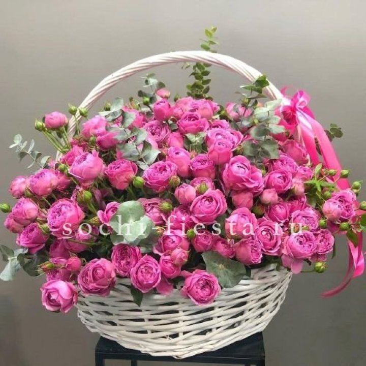 65 пионовидных кустовых роз в корзине в Иваново