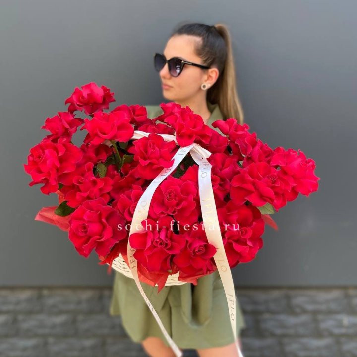 Красные французские розы в корзине в Иваново