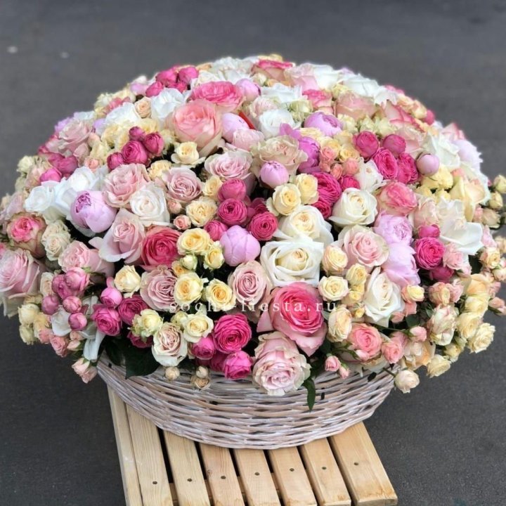 Цветочная корзина из пионов и пионовидных роз "Юниверсити" в Иваново