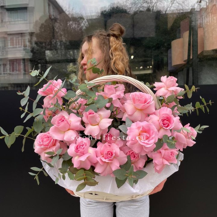 25 роз в цветочной корзине  в Иваново