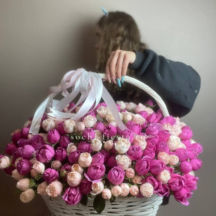 Премиум корзина пионовидных кустовых роз в Иваново