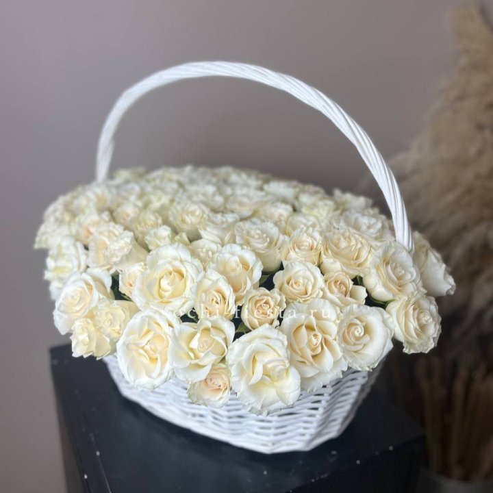 101 белая роза в корзине в Иваново