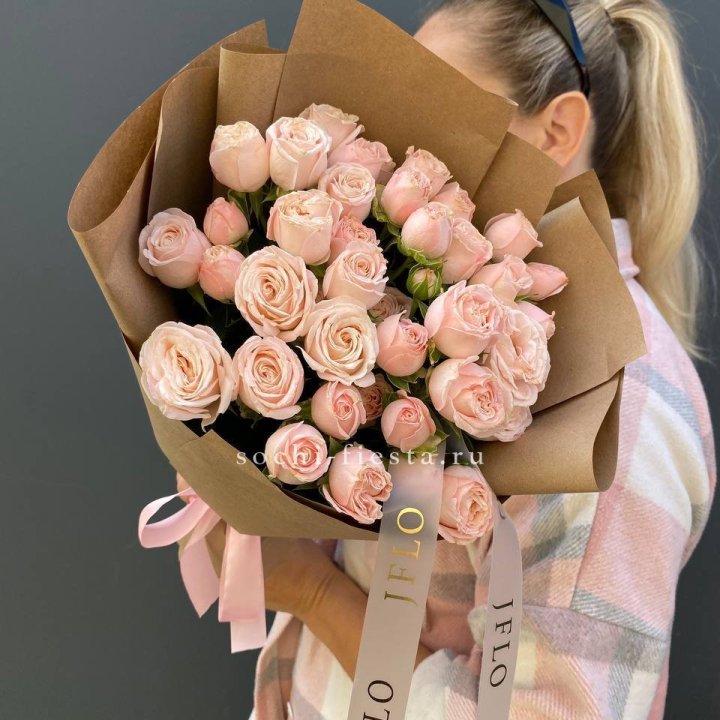 Кустовые розы Бомбастик в крафте в Иваново