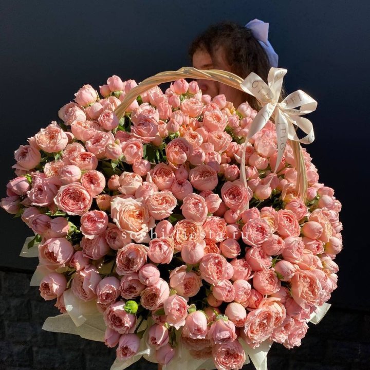 Корзина из пионовидных роз в Иваново