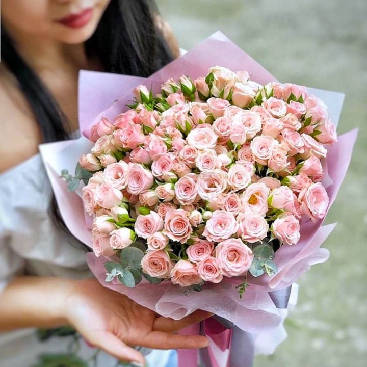 Кустовые розы с эвкалиптом в Иваново