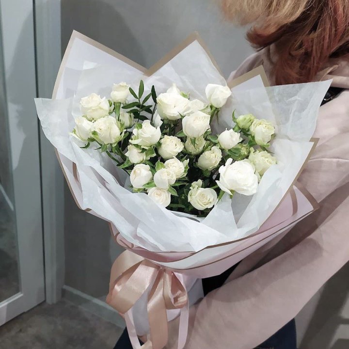 Белоснежные кустовые розы в Иваново