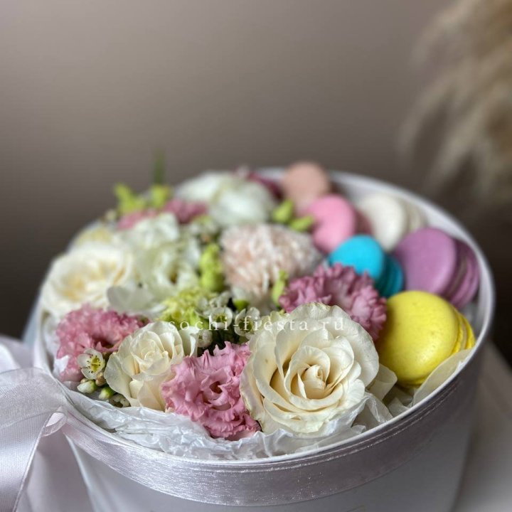 Цветы в цилиндре с макаронс "Прованс" в Иваново