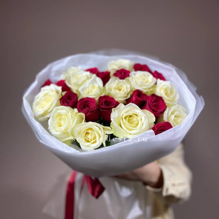 Букет их красных и белых 25 роз в Иваново