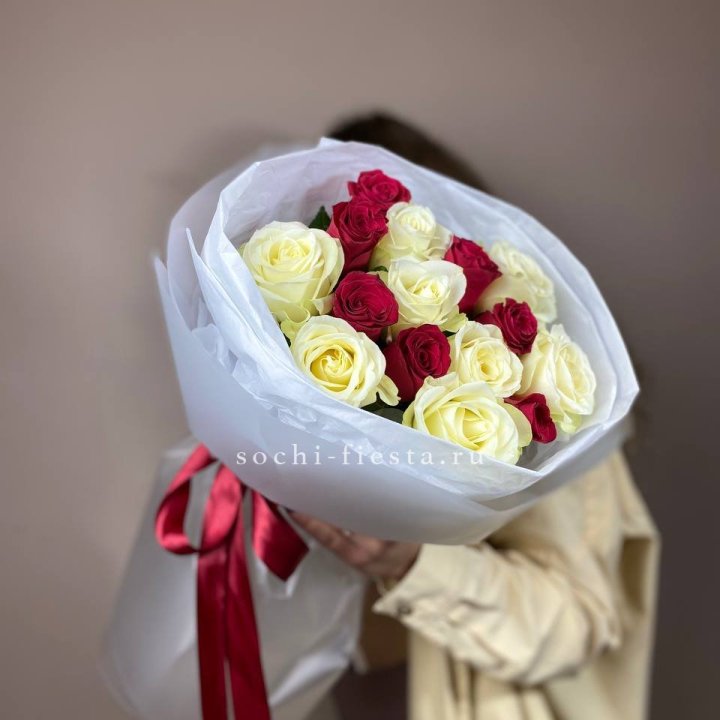 Букет из красных белых 15 роз в Иваново