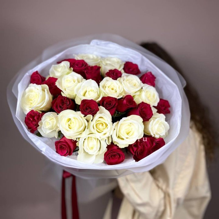 Букет из красных белых 35 роз в Иваново