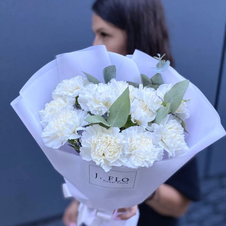 Букет белых диантусов с эвкалиптом в Иваново