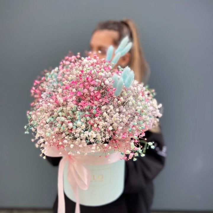 9 Радужных гипсофилы в шляпной коробке в Иваново