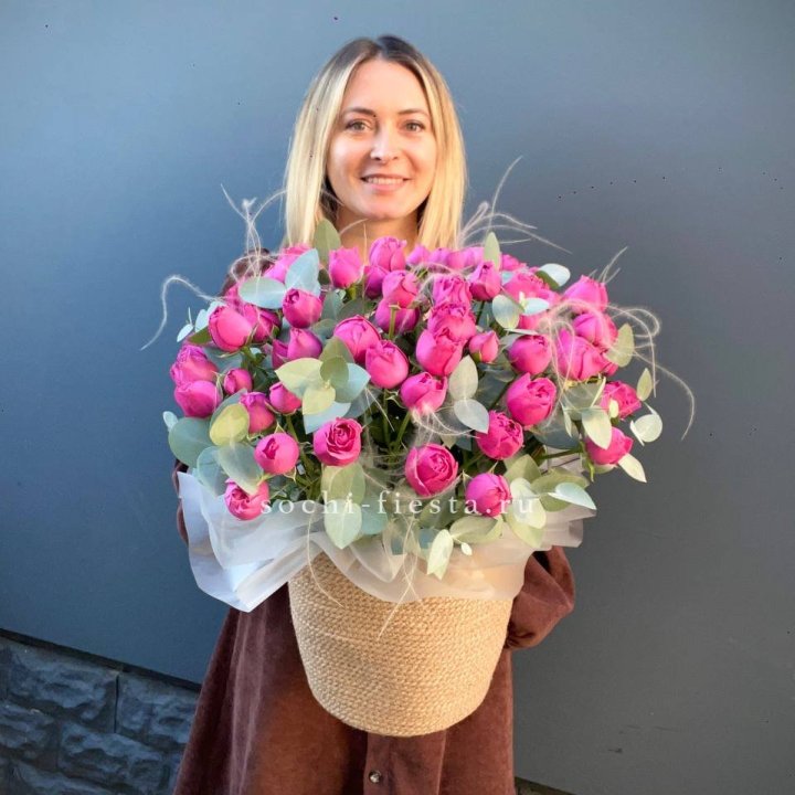 Пионовидные розы  в джутовом кашпо  в Иваново