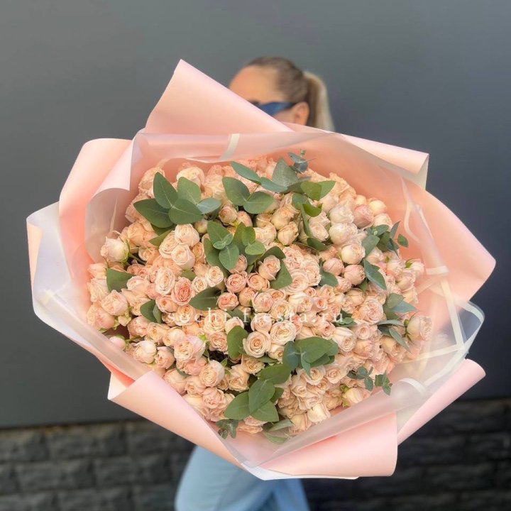 101 кустовая роза с эвкалиптом в Иваново