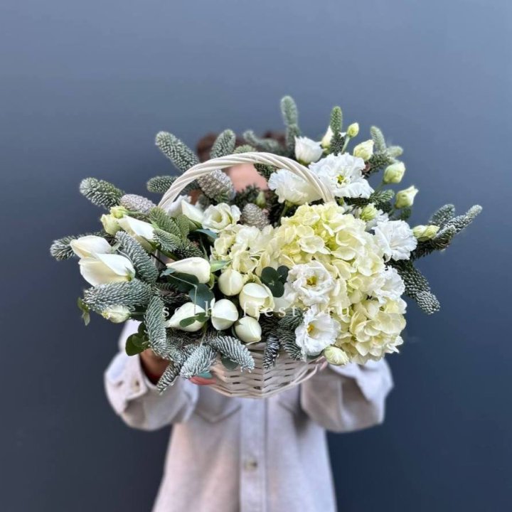 Новогодняя корзина с цветами в Иваново