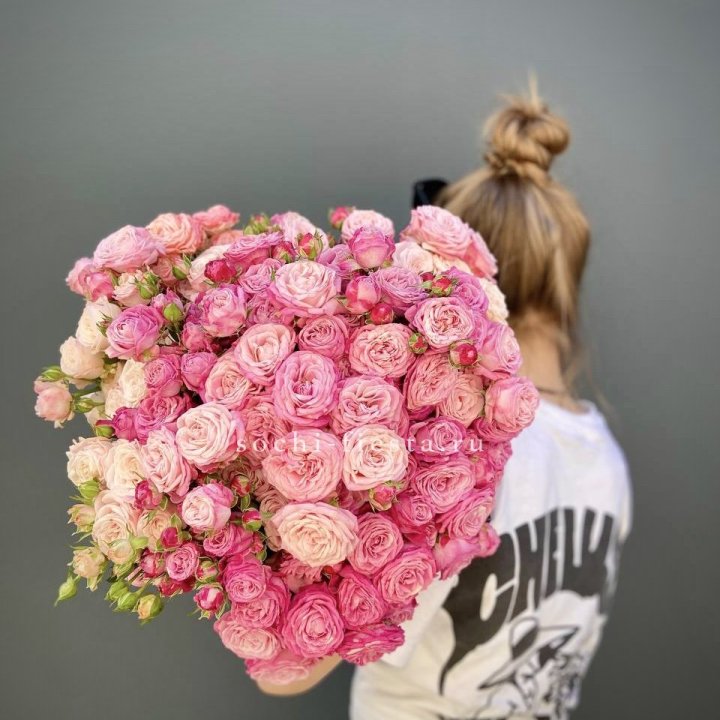 Охапка кустовых роз бомбастик пинк в Иваново