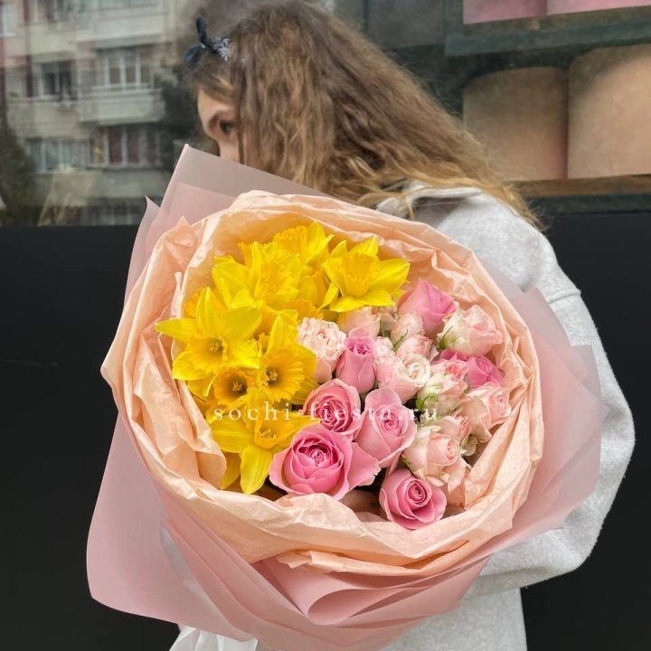 Букет роз и нарциссов в Иваново