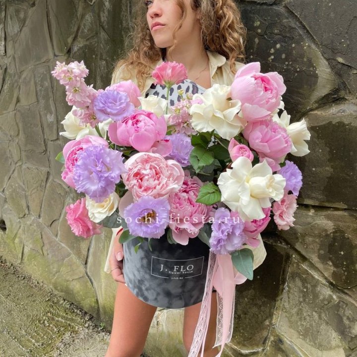 Дизайнерский цилиндр с пионами в Иваново