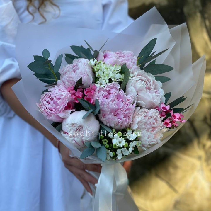 7 зефирных пионов с эвкалиптом в Иваново