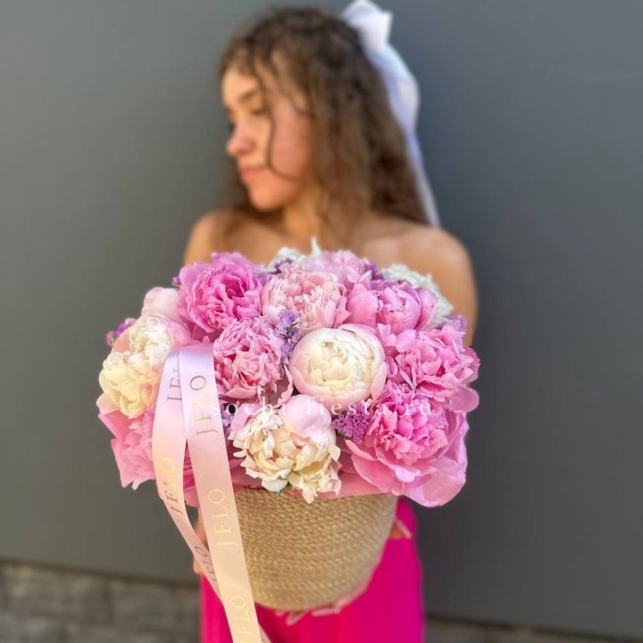 15 пионов в джутовом кашпо в Иваново