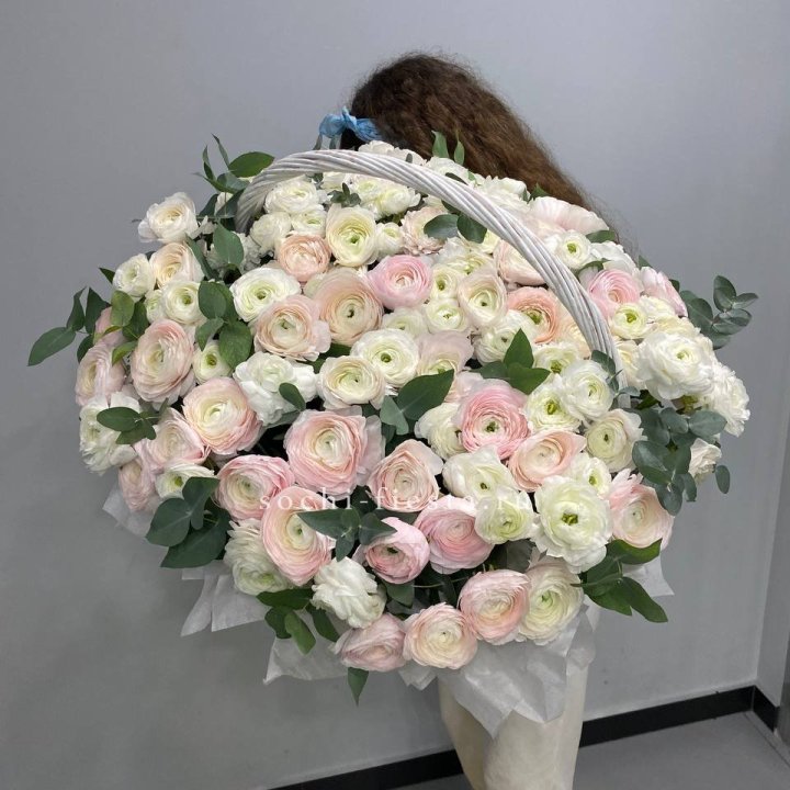 Ранункулюсы в корзине в Иваново