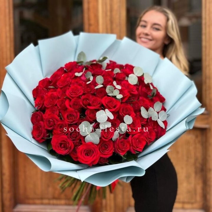 101 красная роза с эвкалиптом в Иваново