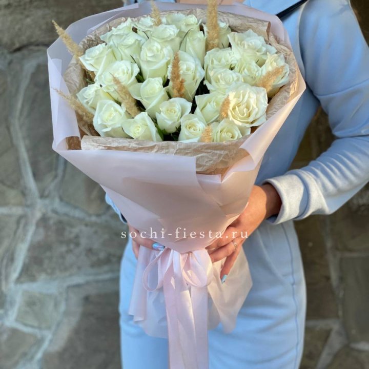 25 белых роз с сухоцветами в Иваново