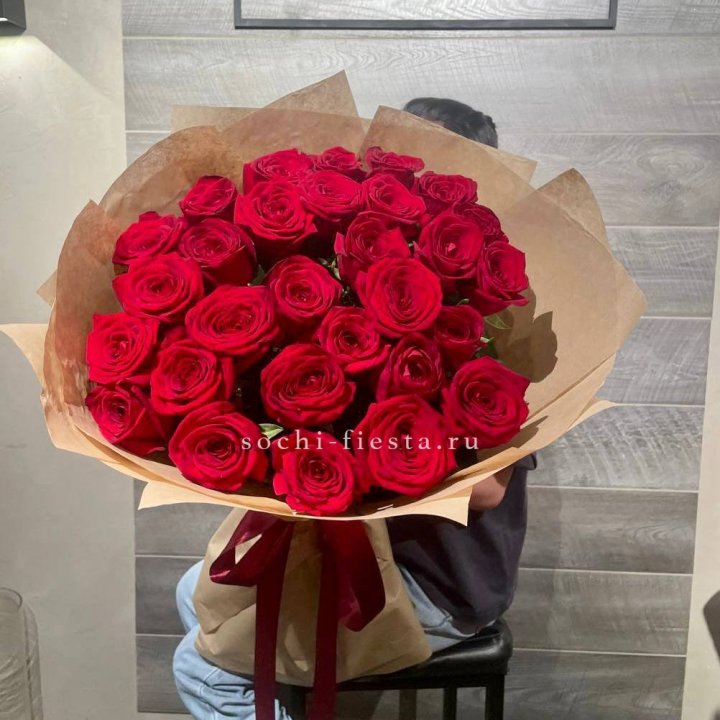 37 красных роз в крафте в Иваново