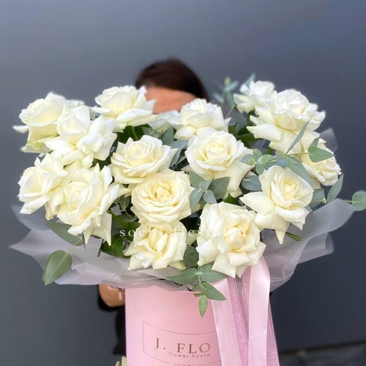 17 Французских белых роз в боксе в Иваново