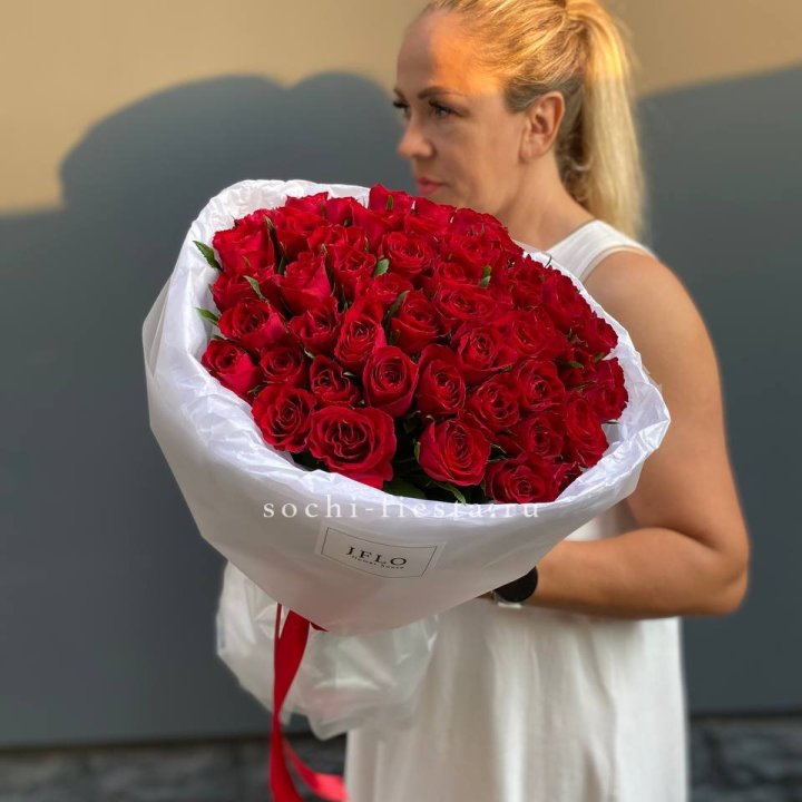 51 роза мадам ред в нежном оформлении в Иваново