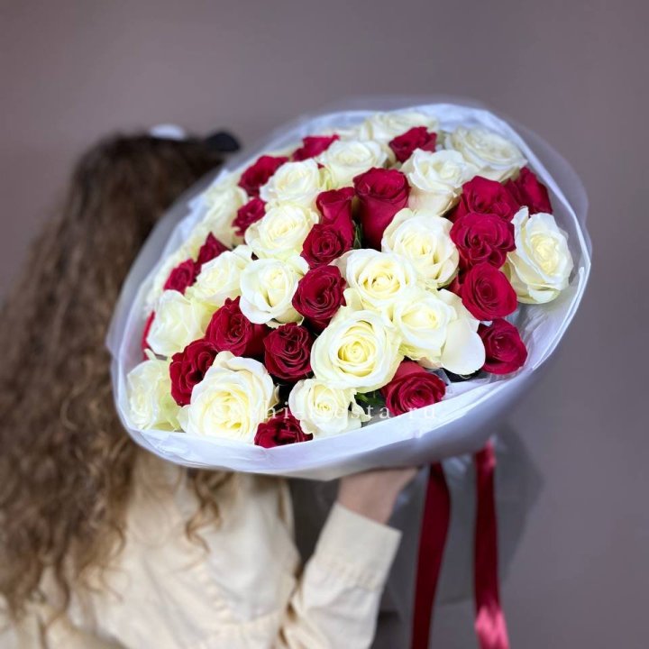Букет из красных белых 45 роз в Иваново