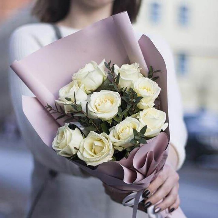 9 белых  роз "Минт" в Иваново