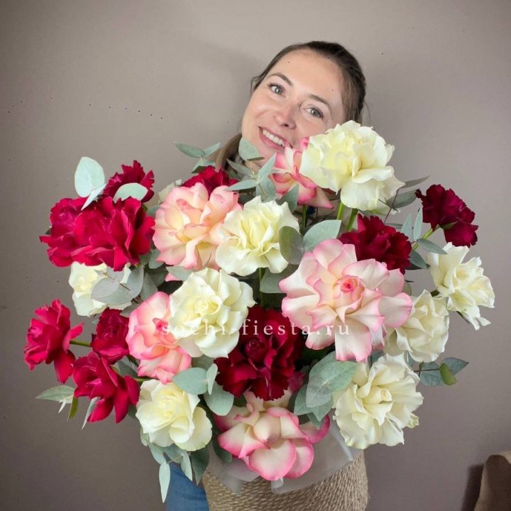 35 французских роз микс в джутовом боксе в Иваново