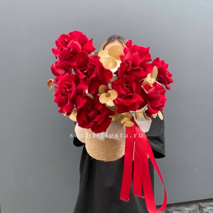 Красные французские розы в джутовом кашпо в Иваново