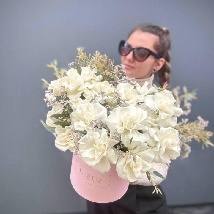 17 Французских белых роз в коробке Афина в Иваново