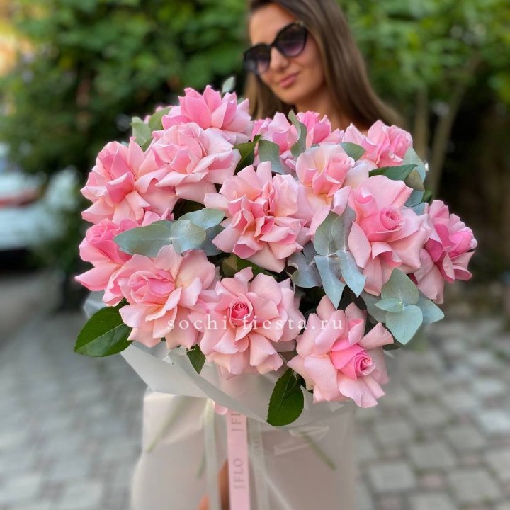 17 Розовых  французских роз в Иваново