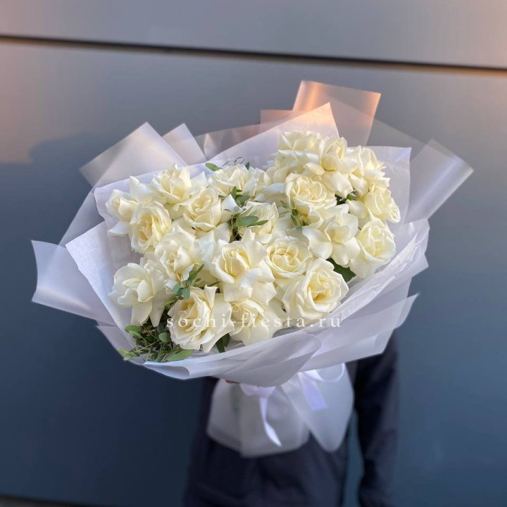 Пышный букет из белых роз в Иваново