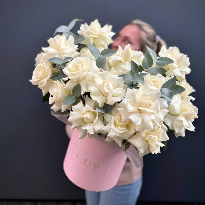 25 Французских белых роз в боксе в Иваново