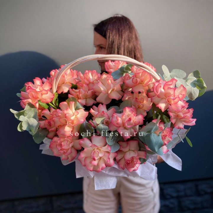 25 Французских роз Джумилия в корзине в Иваново