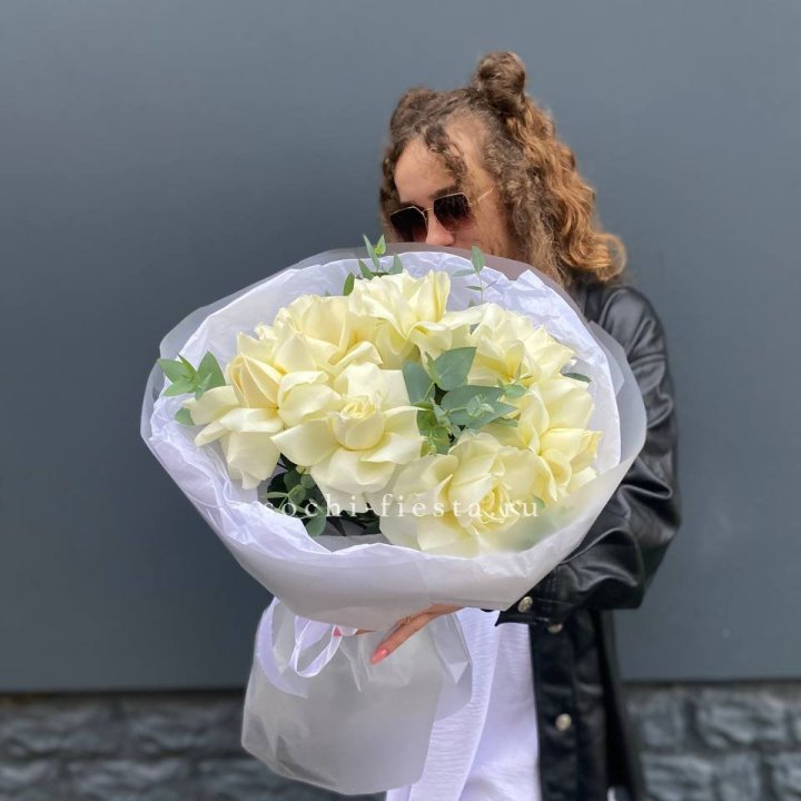 7 Белых французских роз  в Иваново