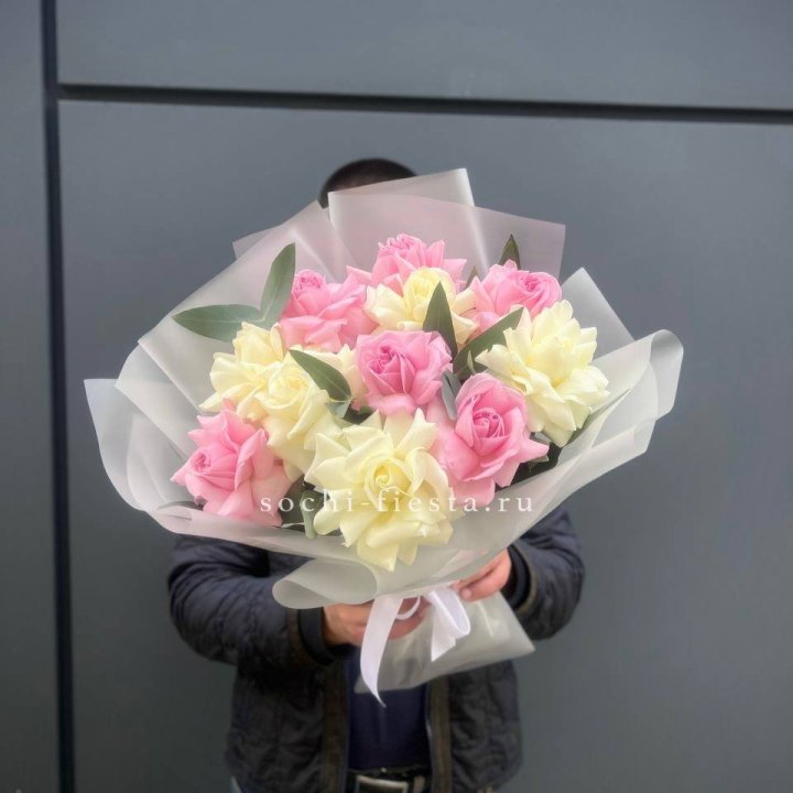 11 бело-розовых роз в Иваново