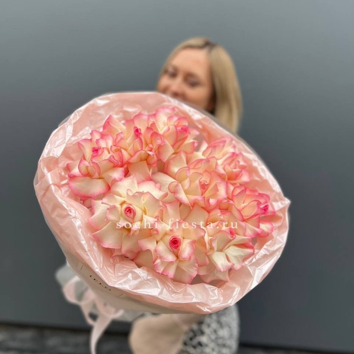 9 французских роз Джумилия в нежном оформлении в Иваново