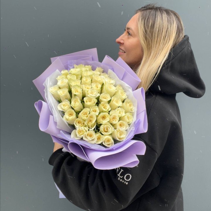 51 белая кенийская роза в оформлении в Иваново
