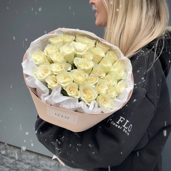 31 белая роза в оформлении в Иваново