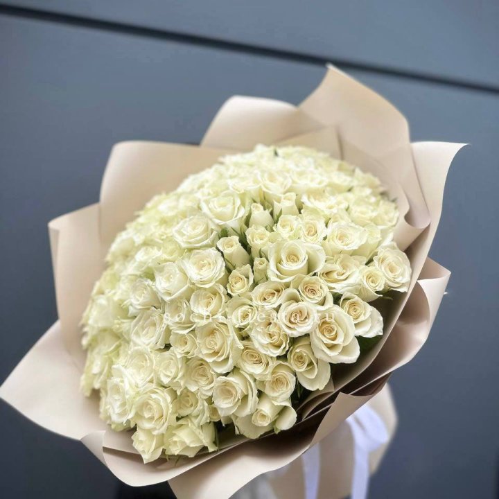 101 белая роза Атена в Иваново