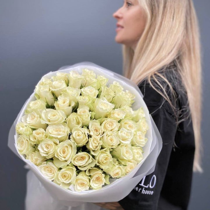 Воздушный букет из 51 белой кенийской розы в Иваново